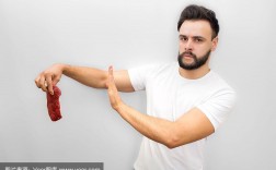 手里拿着一块肉表示什么？