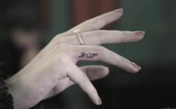 小手指纹身寓意是什么？（手指纹身的含义）