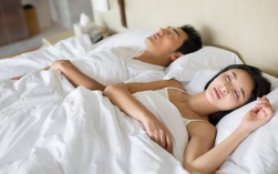 为什么夫妻俩在别人家留宿不能睡一起呢？
