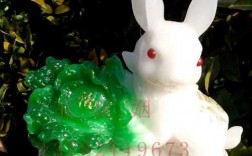 谁知道玉石上雕刻三只兔子一颗大白菜是啥意思啊？（玉石兔含义）