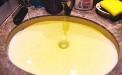 家里热水放出来是黄色的？