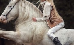 女人骑白马什么意思？（骑白马 含义）