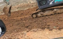 挖机平路怎么铺细石料？（细石料含义）