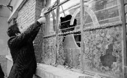 在屋内用石头砸窗户，玻璃渣主要会掉向哪边？