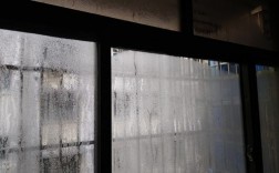 冬天早上起来窗户上有水是因为屋里潮吗？