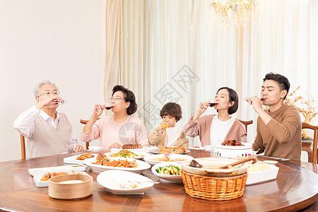 梦见到家乡人家里吃饭：象征着家庭团聚和幸福-图1