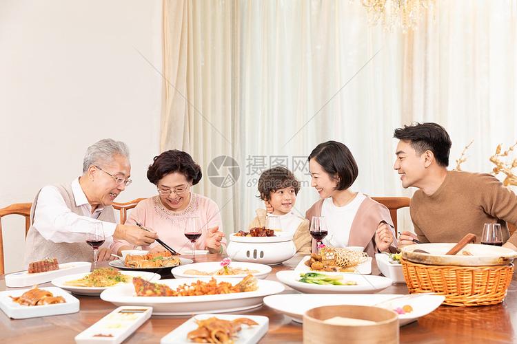 梦见到家乡人家里吃饭：象征着家庭团聚和幸福-图3