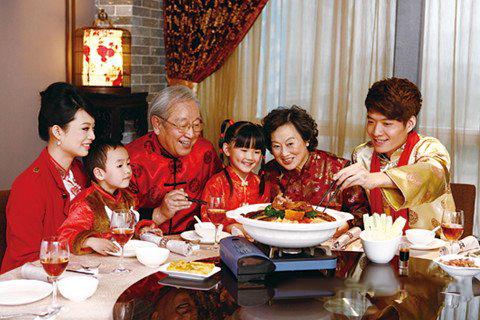 梦见家里老人吃饭：预示着家庭团聚和幸福的象征-图3