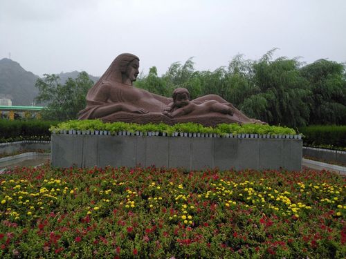 郑州黄河公园三个雕塑都是谁？-图2