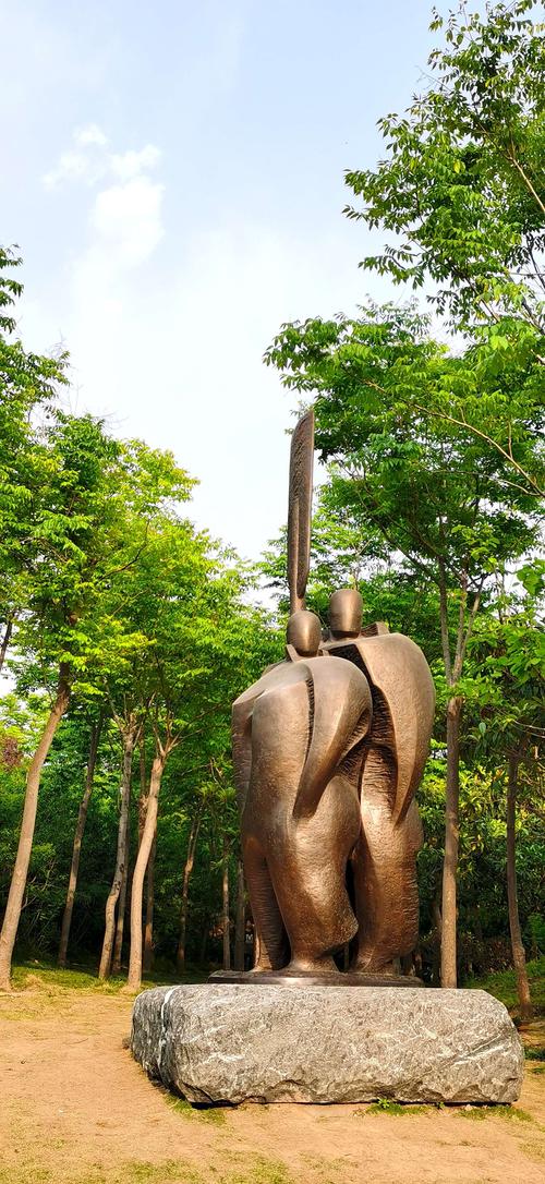 郑州黄河公园三个雕塑都是谁？-图3