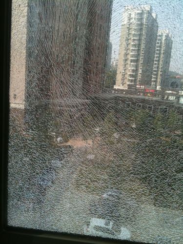 交房后家里的窗户玻璃破裂谁负责？-图2