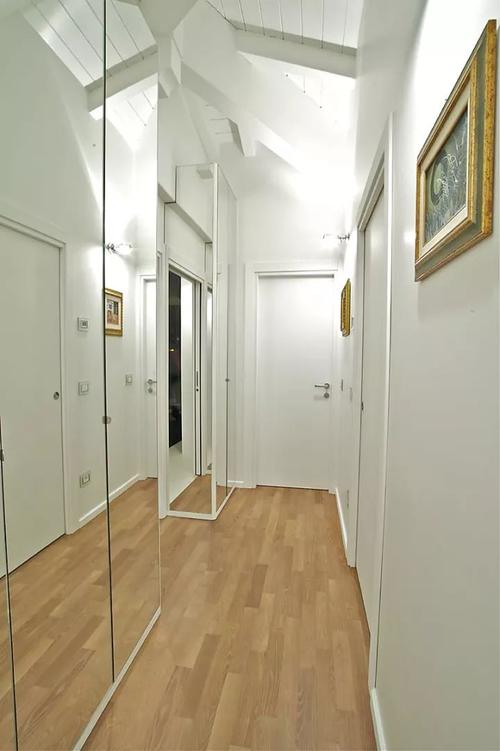卧室的走廊墙壁可以安装镜子吗？-图1