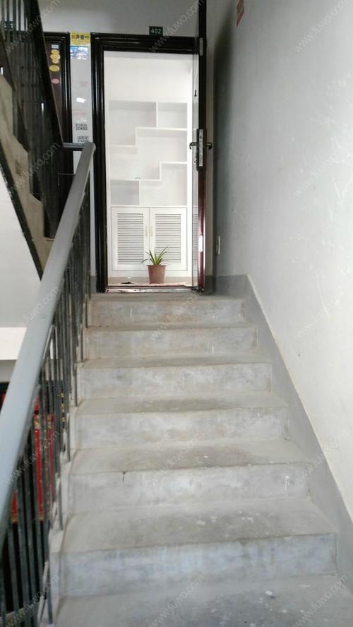 我家二楼有个房门正对楼梯(下楼)。如果住这个房间有问题吗？-图1