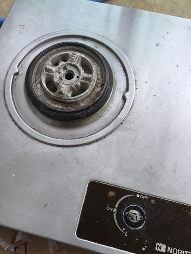 煤气灶的灶头怎么拆下来？-图1