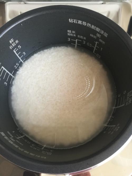用盆蒸米饭一般需要蒸多长时间?水放多少？-图1