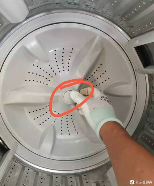 海尔洗衣机门上没有螺丝孔怎么拆？-图3