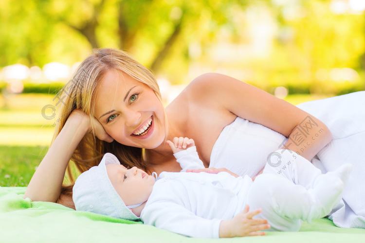 婴儿对着妈妈笑是有意识的吗？-图1
