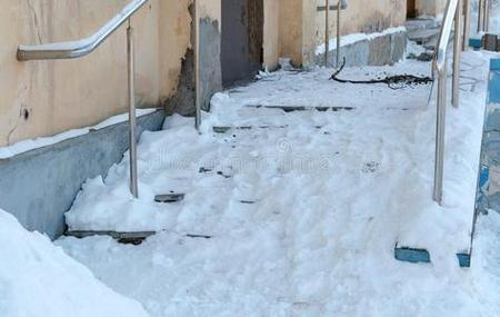 室外楼梯怎么防滑?下雪结冰简直不能走路？-图2