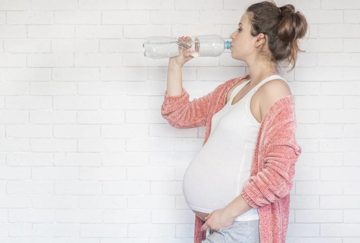 孕妇一天喝多少水？-图2