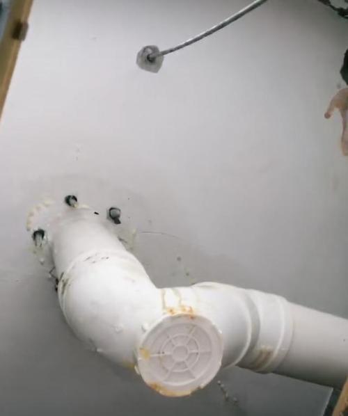 下水管道问题导致家里厕所冒水？-图1
