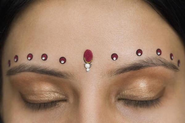印度女人头上的红印是什么意思？（红印含义）-图2