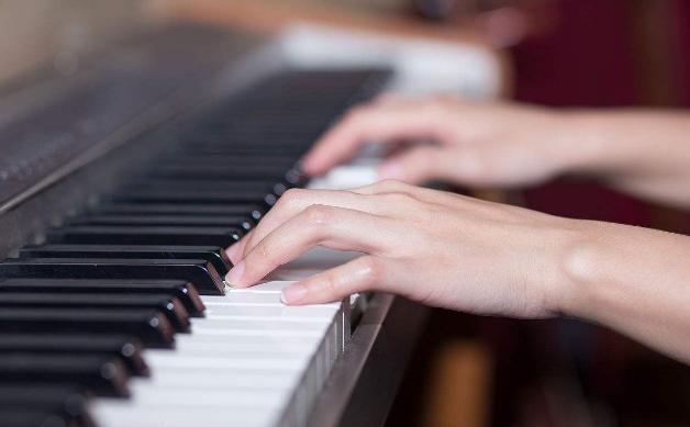 弹钢琴时手指一开始时是怎么放的,左手五指、右手五指都放在哪些键？（五个手指含义）-图2