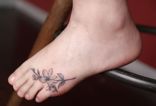 女人脚上纹花代表什么意思？（女孩纹花有什么含义）-图2