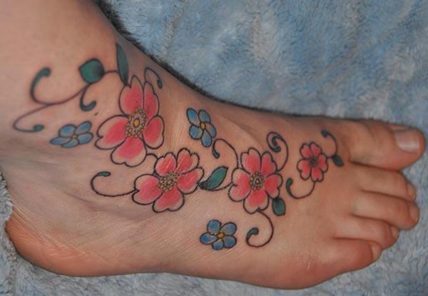女人脚上纹花代表什么意思？（女孩纹花有什么含义）-图1