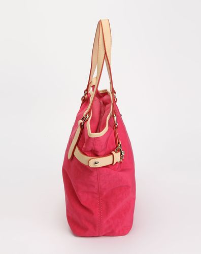 深桃红色的包包怎么搭配衣服？（红色手袋含义）-图1